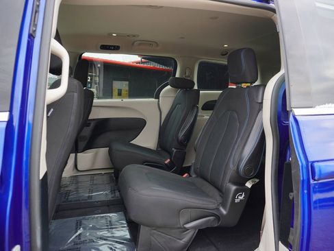 Used 2021 Chrysler Pacifica Touring image 23