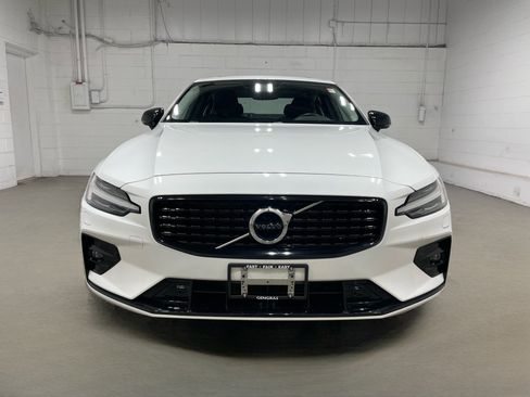 Used 2022 Volvo S60 B5 Momentum w/ Premium Package AWD/4WD image 2