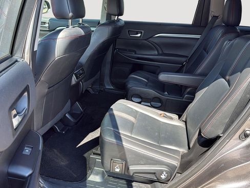 Used 2019 Toyota Highlander SE AWD/4WD image 11