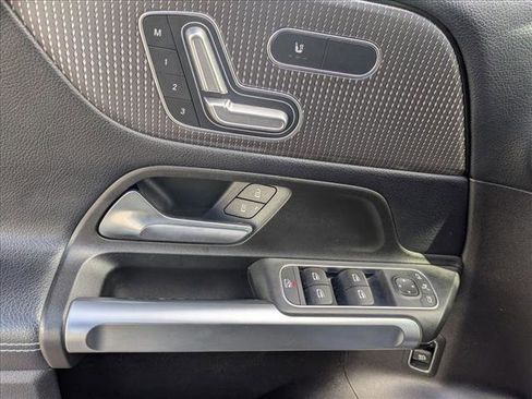 Used 2021 Mercedes-Benz GLB 250 4MATIC image 7