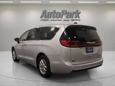 Certified 2024 Chrysler Pacifica Touring-L FWD image 4