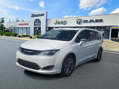 Used 2019 Chrysler Pacifica Limited w/ Tire & Wheel Group FWD image 2