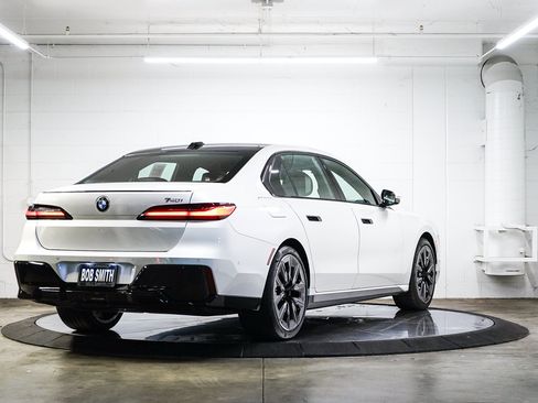 Used 2025 BMW 740i w/ Premium Package RWD image 6