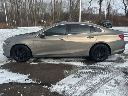 Used 2017 Chevrolet Malibu LT image 2