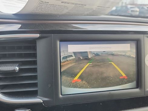 Used 2022 Chrysler Voyager LX image 17