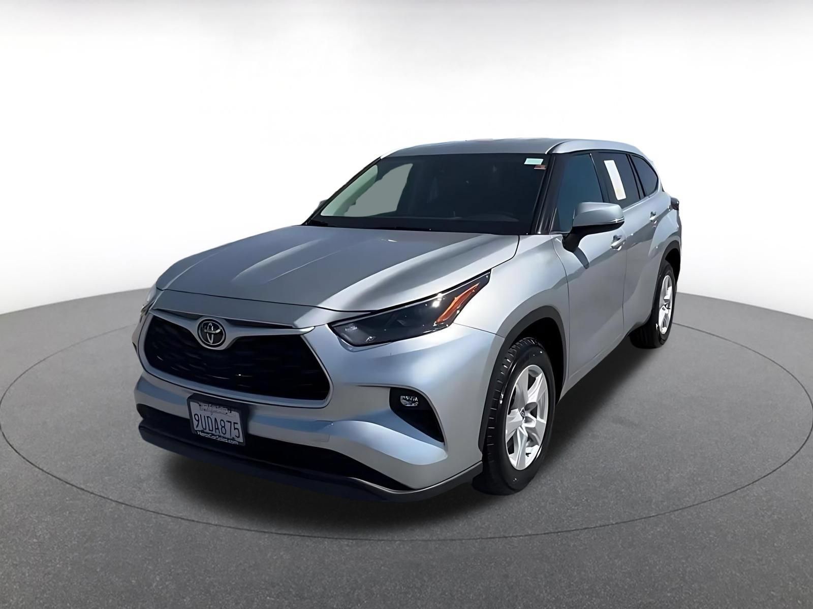 Used 2025 Toyota Highlander LE FWD image 6