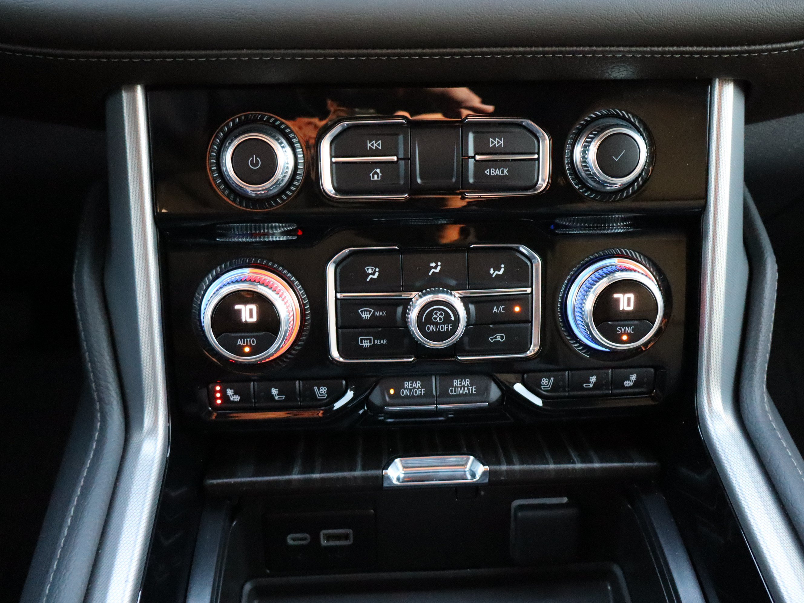 Used 2024 GMC Yukon Denali RWD image 28