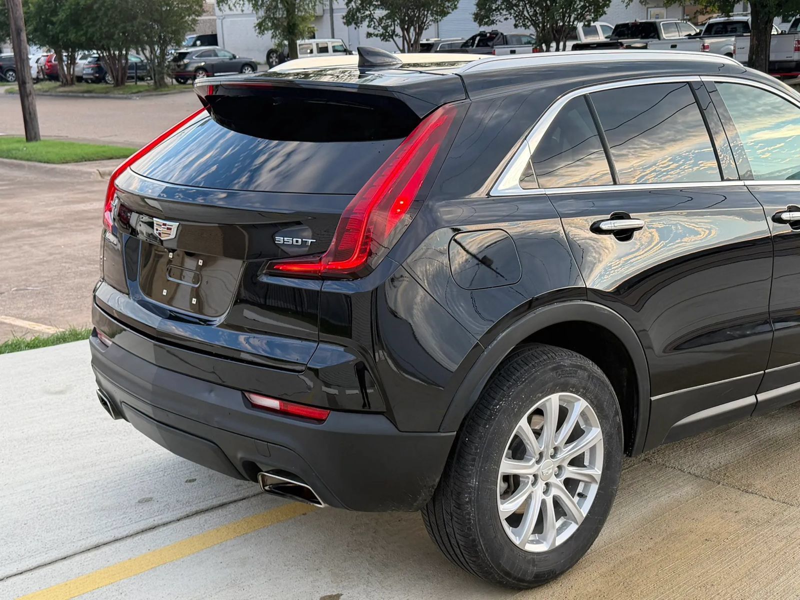 Used 2023 Cadillac XT4 Luxury w/ Cold Weather Package FWD image 8