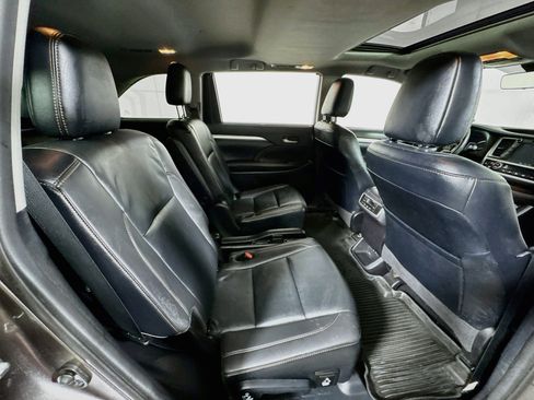 Used 2019 Toyota Highlander XLE w/ Carpet Mat Package (TMS) AWD/4WD image 23