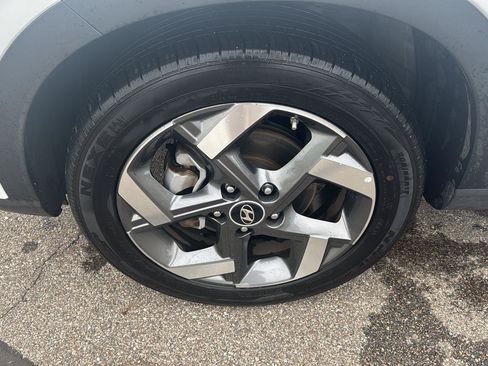 Used 2025 Hyundai Venue SEL FWD image 9