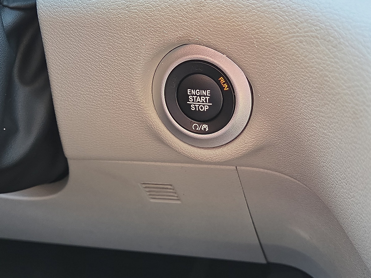 Used 2024 Chrysler Pacifica Touring-L FWD image 28
