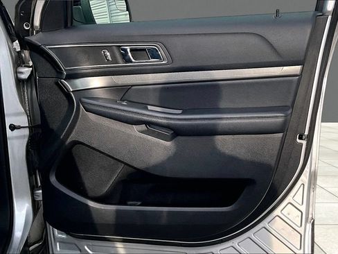 Used 2018 Ford Explorer XLT w/ Equipment Group 201A FWD image 18