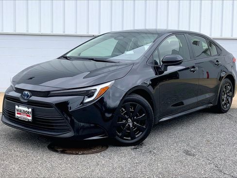Used 2025 Toyota Corolla LE FWD image 2