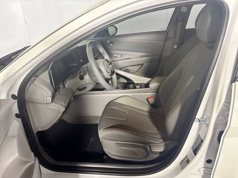 Used 2025 Hyundai Elantra Hybrid FWD image 11