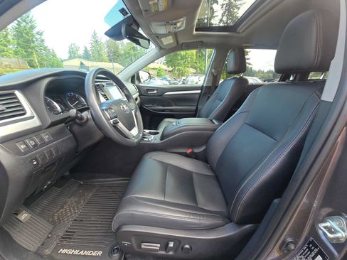Used 2019 Toyota Highlander XLE AWD/4WD image 18