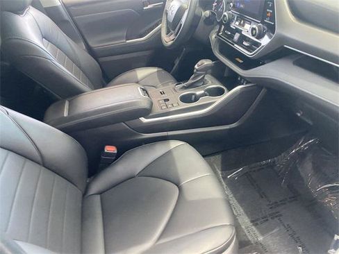 Certified 2024 Toyota Highlander XLE FWD image 32