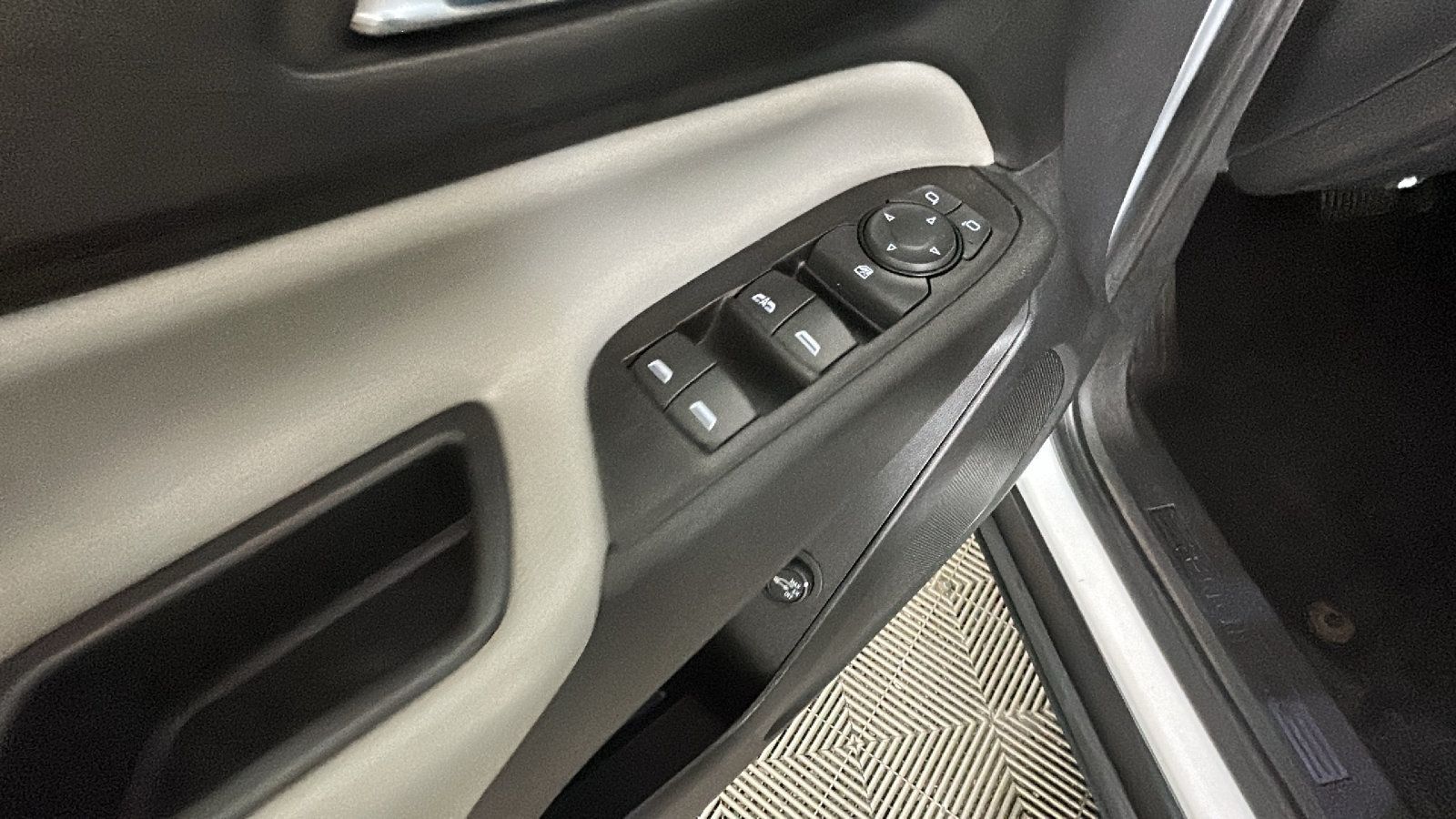 Used 2019 Chevrolet Equinox LT w/ Driver Convenience Package FWD image 13