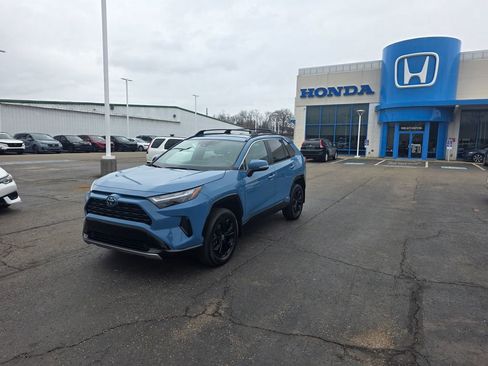 Used 2024 Toyota RAV4 SE w/ Convenience Package image 7