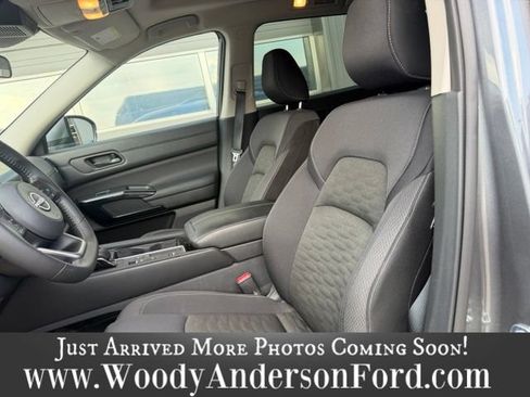 Used 2025 Nissan Pathfinder SV w/ SV Premium Package FWD image 9