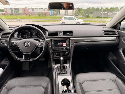 Used 2017 Volkswagen Passat 1.8T SE w/ SE Lighting Package FWD image 3