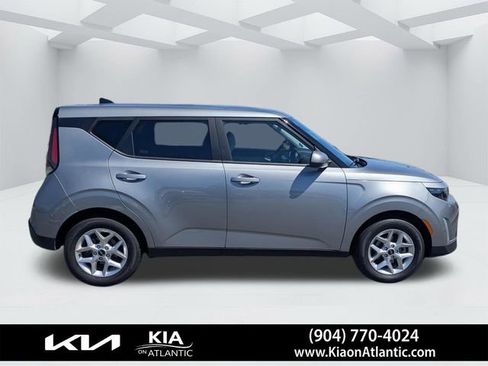 Used 2025 Kia Soul LX image 2