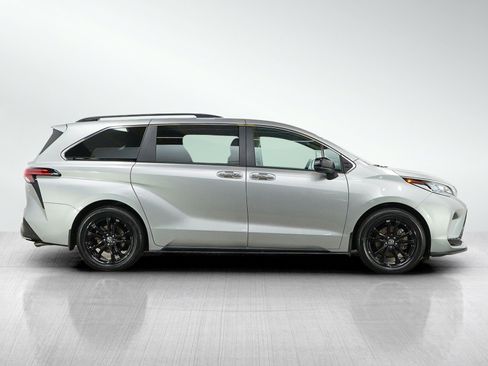 Used 2023 Toyota Sienna XSE FWD image 6