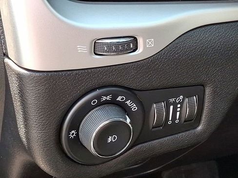 Used 2018 Jeep Cherokee Latitude Plus AWD/4WD image 32
