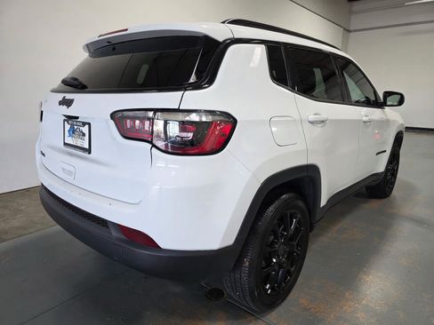 Used 2025 Jeep Compass Latitude w/ Convenience Group AWD/4WD image 7