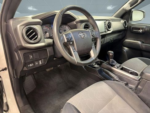 Used 2022 Toyota Tacoma TRD Sport w/ Technology Package RWD image 3