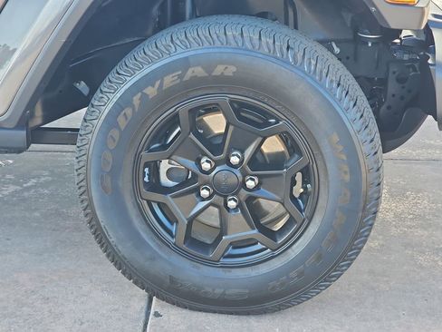 Used 2021 Jeep Gladiator Willys image 38