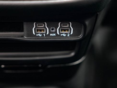Used 2024 Chrysler Pacifica Limited FWD image 30