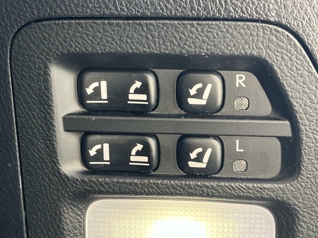 Used 2020 Lexus LX 570 4WD w/ Luxury Package image 25