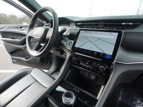 Used 2024 Jeep Grand Cherokee Limited image 31