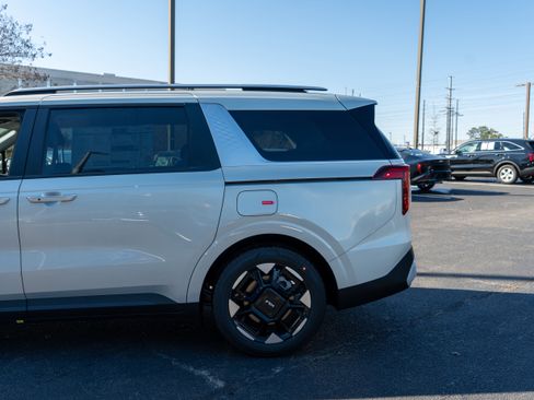 New 2026 Kia Carnival EX FWD image 5