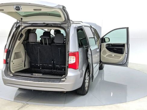 Used 2014 Chrysler Town & Country Touring image 32