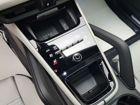 Used 2025 Porsche Cayenne E-Hybrid Coupe image 34