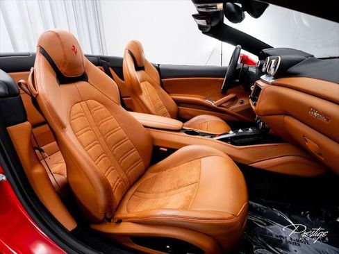 Used 2016 Ferrari California T RWD image 39