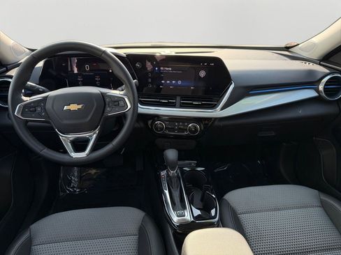 Used 2025 Chevrolet Trax LT w/ LT Convenience Package image 16