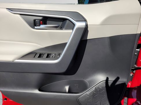 Used 2025 Toyota RAV4 XLE image 22