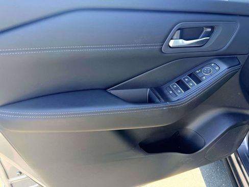 Used 2025 Nissan Rogue SL FWD image 15