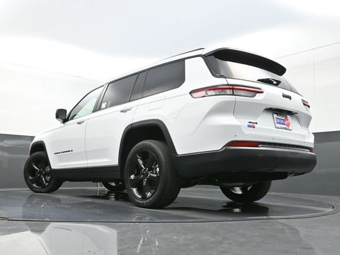Used 2023 Jeep Grand Cherokee L Laredo image 32