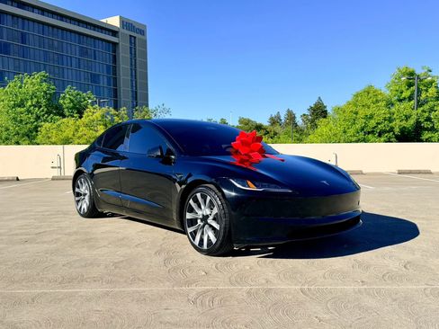 Used 2024 Tesla Model 3 Standard Range RWD image 1