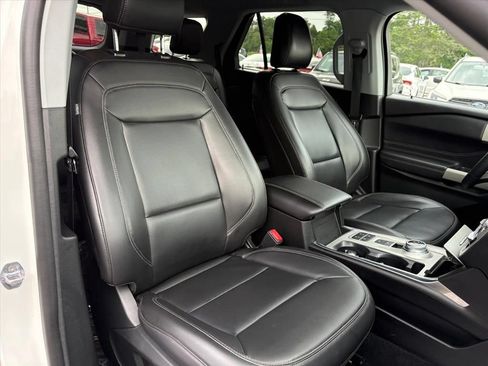 Used 2024 Ford Explorer XLT w/ Equipment Group 202A RWD image 18
