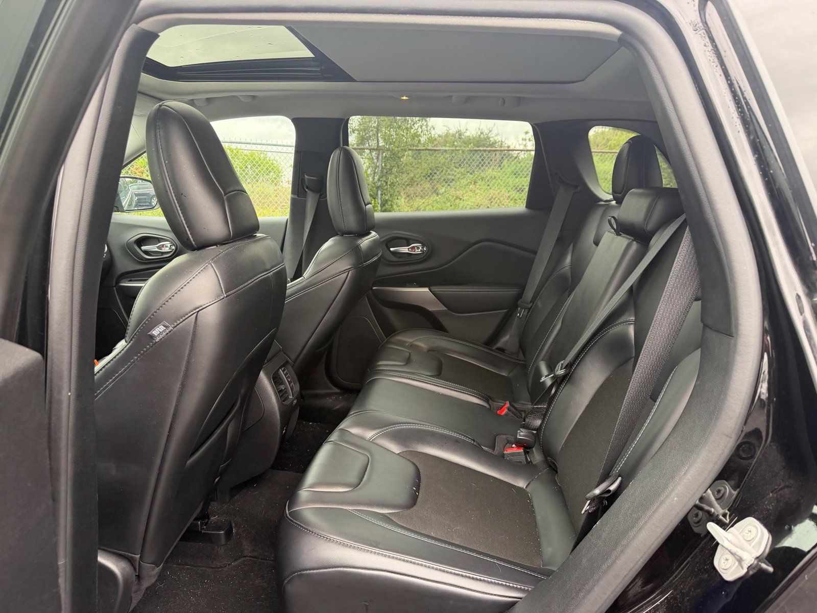 Used 2021 Jeep Cherokee Latitude Plus w/ Sun & Sound Group AWD/4WD image 11