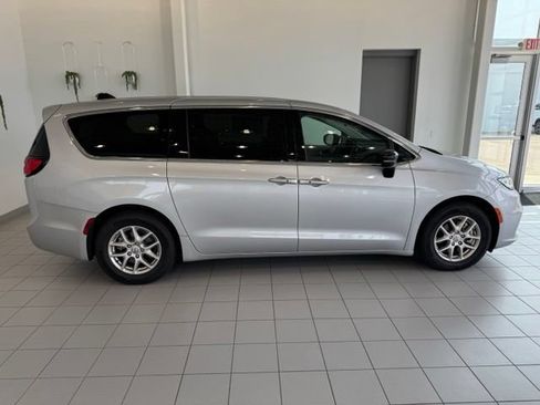Used 2024 Chrysler Pacifica Touring-L FWD image 39