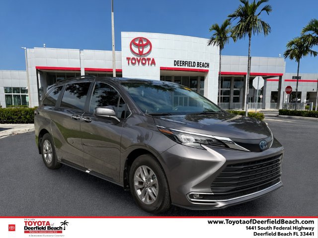 Used 2024 Toyota Sienna XLE w/ XLE Plus Package FWD image 1