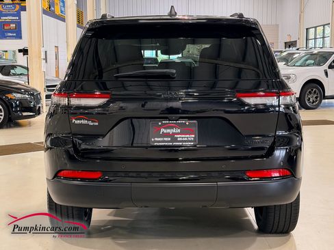 Used 2023 Jeep Grand Cherokee Limited w/ Black Appearance Package image 11