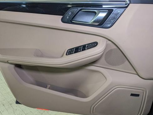 Certified 2025 Porsche Macan AWD/4WD image 36