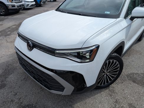 Used 2025 Volkswagen Taos SE w/ Panoramic Sunroof Package FWD image 13