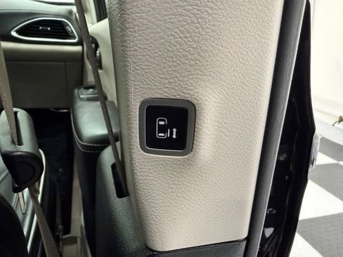 Used 2023 Chrysler Pacifica Limited FWD image 31